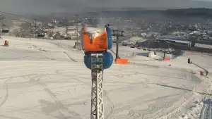 BANIA SKI - widok na trasę zjazdową, kolej krzesełkową i narciarzy