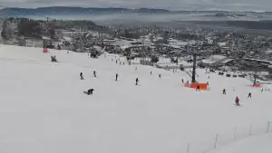 BANIA SKI - widok na trasę zjazdową, kolej krzesełkową i narciarzy