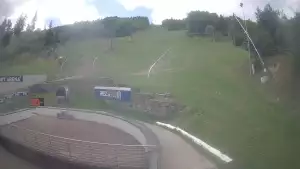 Warunki narciarskie z dolnej części trasy zjazdowej Beskid Sport Arena.