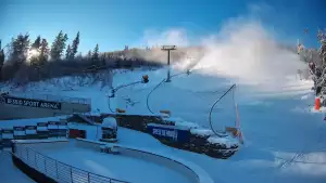 Warunki narciarskie z dolnej części trasy zjazdowej Beskid Sport Arena.