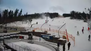 Warunki narciarskie z dolnej części trasy zjazdowej Beskid Sport Arena.