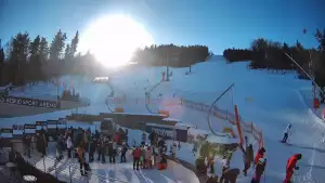 Warunki narciarskie z dolnej części trasy zjazdowej Beskid Sport Arena.