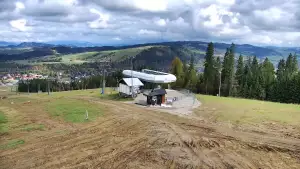 Widok na jedną z tras narciarskich - Kotelnica I oraz na wspaniałe szczyty Tatr