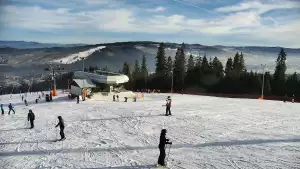 Widok na jedną z tras narciarskich - Kotelnica I oraz na wspaniałe szczyty Tatr