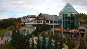 Obraz ukazuje zewnętrzne baseny termalne