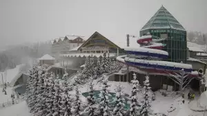 Obraz ukazuje zewnętrzne baseny termalne