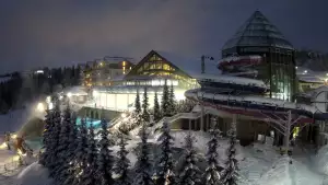 Obraz ukazuje zewnętrzne baseny termalne