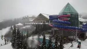 Obraz ukazuje zewnętrzne baseny termalne