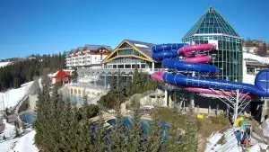 Obraz ukazuje zewnętrzne baseny termalne