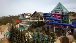 Obraz ukazuje zewnętrzne baseny termalne