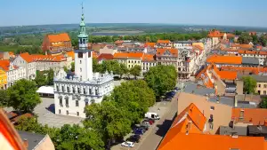 Widok na rynek Chełmna i znajdujący się na środku ratusz