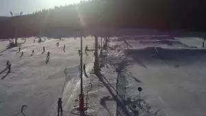 Czarna Góra Resort - widok na trasy zjazdowe oraz wyciąg.