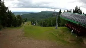Widok z Kamery na górną trasę narciarską w Czarnym Groniu