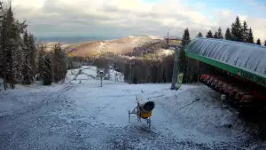 Widok z Kamery na górną trasę narciarską w Czarnym Groniu