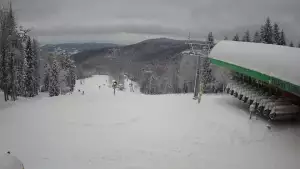 Widok z Kamery na górną trasę narciarską w Czarnym Groniu