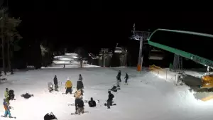 Widok z Kamery na górną trasę narciarską w Czarnym Groniu