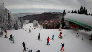 Widok z Kamery na górną trasę narciarską w Czarnym Groniu