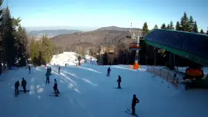 Widok z Kamery na górną trasę narciarską w Czarnym Groniu