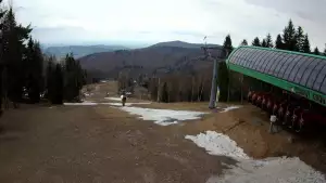 Widok z Kamery na górną trasę narciarską w Czarnym Groniu