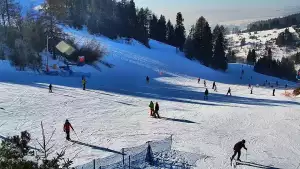 Widok na dolny odcinek trasy orczykowej stacji narciarskiej Czorsztyn-Ski Kluszkowce