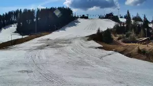 Widok na dolny odcinek trasy orczykowej stacji narciarskiej Czorsztyn-Ski Kluszkowce