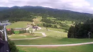 Panoramiczny obraz na żywo z górnej stacji ośrodka Czorsztyn Ski przedstawiający warunki narciarskie panujące w Czorsztynie - Kluszkowcach.