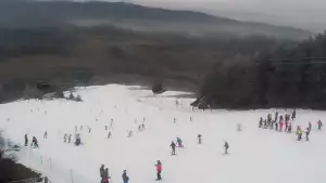 Panoramiczny obraz na żywo z górnej stacji ośrodka Czorsztyn Ski przedstawiający warunki narciarskie panujące w Czorsztynie - Kluszkowcach.