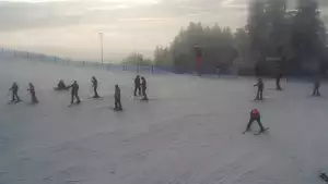 Panoramiczny obraz na żywo z górnej stacji ośrodka Czorsztyn Ski przedstawiający warunki narciarskie panujące w Czorsztynie - Kluszkowcach.