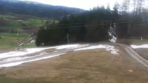 Panoramiczny obraz na żywo z górnej stacji ośrodka Czorsztyn Ski przedstawiający warunki narciarskie panujące w Czorsztynie - Kluszkowcach.