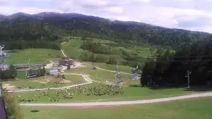 Panoramiczny obraz na żywo z górnej stacji ośrodka Czorsztyn Ski przedstawiający warunki narciarskie panujące w Czorsztynie - Kluszkowcach.