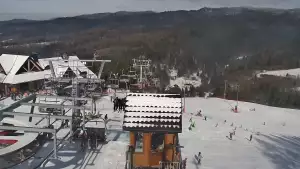 Kamera prezentuje panoramę gór z ośrodka narciarskiego Czorsztyn ski - Kluszkowce