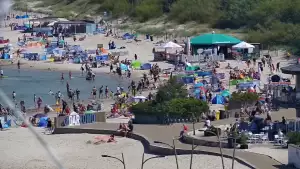 Darłowo - widok na plaże i morze oraz wejście do portu.