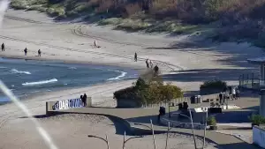 Darłowo - widok na plaże i morze oraz wejście do portu.