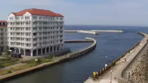 Darłowo - widok na plaże i morze oraz wejście do portu.