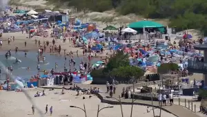 Darłowo - widok na plaże i morze oraz wejście do portu.