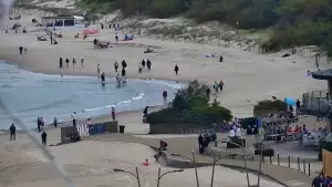 Darłowo - widok na plaże i morze oraz wejście do portu.