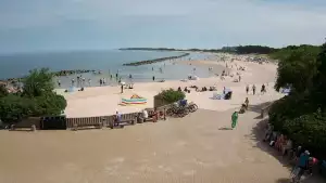 Widok na plażę wschodnią w Darłówku
