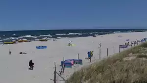 Kamera z widokiem na szeroką plażę w Dębkach województwo pomorskie.