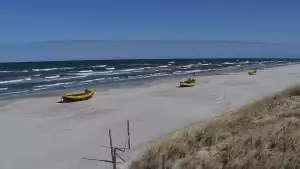 Kamera z widokiem na szeroką plażę w Dębkach województwo pomorskie.