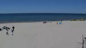 Kamera z widokiem na szeroką plażę w Dębkach województwo pomorskie.