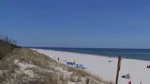 Kamera z widokiem na szeroką plażę w Dębkach województwo pomorskie.