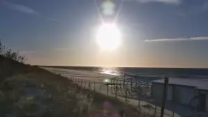 Kamera z widokiem na szeroką plażę w Dębkach województwo pomorskie.