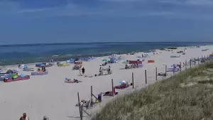 Kamera z widokiem na szeroką plażę w Dębkach województwo pomorskie.