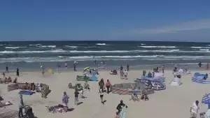 Kamera z widokiem na szeroką plażę w Dębkach województwo pomorskie.