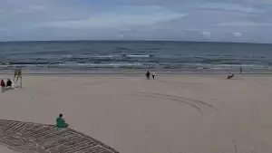 Kamera z widokiem na szeroką plażę w Dębkach województwo pomorskie.
