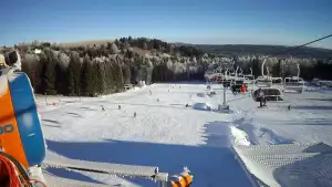 Wyciąg Diament w Kompleksie narciarskim Zieleniec zaprasza na narty.
