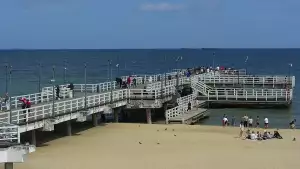 Widok z kamery obrotowej na plaże i morze w Gdańsku Brzeźnie
