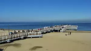 Widok z kamery obrotowej na plaże i morze w Gdańsku Brzeźnie