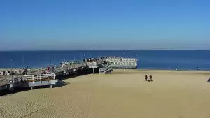Widok z kamery obrotowej na plaże i morze w Gdańsku Brzeźnie