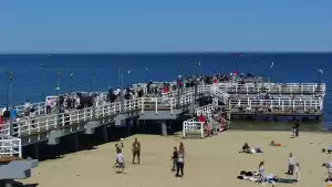 Widok z kamery obrotowej na plaże i morze w Gdańsku Brzeźnie